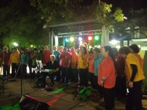 Coro CUMPA canta en la Plaza de Mercedes